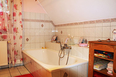 DDie Badewanne im Badezimmer der Dachgeschoss-Wohnung